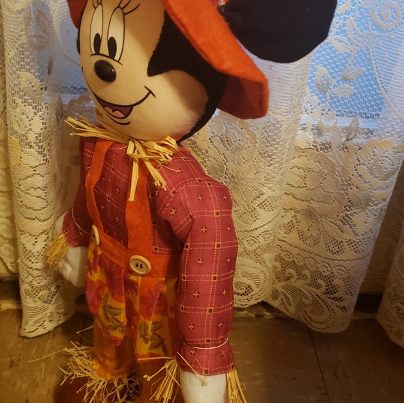 20-inch Minnie Mouse scarecrow decoration  - Picture 5 of 12
